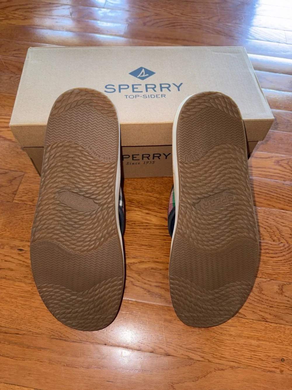 Sperry Men’s Plaid Strap Flip Flops in Tan, Navy, Green, Pink - Picture 3 of 6